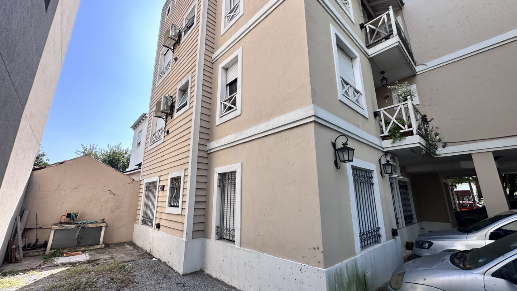3 ambientes venta con dos cocheras en banfied lomas de zamora Apto credito